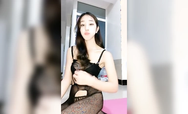 極品尤物瑜伽女神！連體網襪性感身材！扭腰擺臀極其風騷，瑜伽墊上一字馬，擺弄各種姿勢