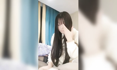 一臉呆萌嫩嫩小姑娘！黑色白絲襪笑起來甜美！給炮友足交主動騎乘位，深插小穴叫的大聲，後入大肥臀