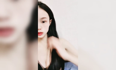 Pendatang baru di laut, wanita muda! Persetankan faraj anda semasa mandi di bilik air! Sambil memegang tangan di sinki, pasangan saya masuk dari belakang Dia menaiki tandas dan menguli payudaranya Kemudian keghairahan berterusan di dalam bilik tidur.