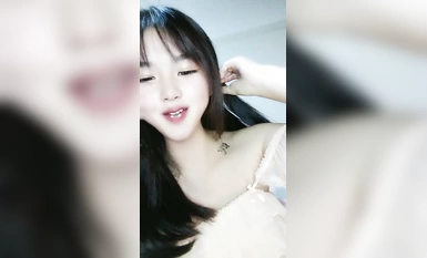 Gadis yang paling tidak bersalah dengan stoking putih adalah seksi dan menggoda Dia menunjukkan wajahnya dan berinteraksi dengan rakan serigalanya sepanjang masa Dia melancap dan farajnya lembut dan berair dan terus menggosok prop untuk merangsang keseron