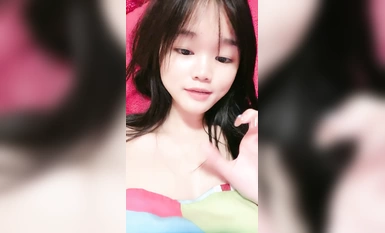 鄰家妹妹！甜美清純小蘿莉！嬌小身材，居家床上扭腰擺臀，脫光光揉搓小穴，掰開騷逼看洞洞