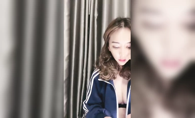 新人下海網紅小姐姐！收費房大尺度自慰！苗條身材多毛騷穴，道具香蕉插入，嬌喘呻吟太騷了