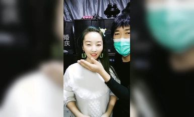 搞婚慶的大哥和大姐在後台就幹上了，全程露臉口交大雞巴，直接在椅子上各種爆草抽插，跳蛋玩弄騷穴不要錯過