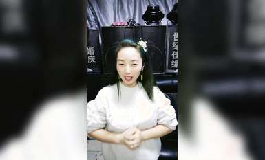 搞婚慶的大哥和大姐在後台就幹上了，全程露臉口交大雞巴，直接在椅子上各種爆草抽插，跳蛋玩弄騷穴不要錯過