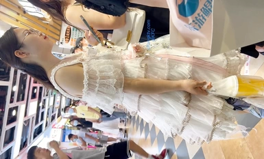 Sinundan ni Candid Photography Master ang ilang dilag sa shopping mall para kumuha ng mga candid photos ng kanyang upskirts at sailor-skirt na palda na may cool na high heels na basang-basa at ang kanyang puke ay natagos ng kanyang kasintahan.