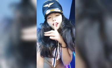 鋼管舞女神的誘惑，制服高跟露臉無毛白虎逼性感好身材精彩大秀直播，揉奶玩逼激情艷舞看的旁邊小哥受不了