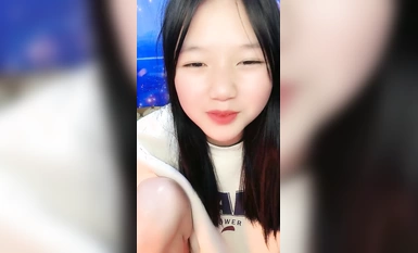 超極品清純小蘿莉，全程露臉尿尿給狼友看，把逼逼和道具洗干凈口交小哥的大雞巴，讓小哥舔逼道具抽插好騷啊