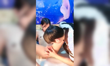 超極品清純小蘿莉，全程露臉尿尿給狼友看，把逼逼和道具洗干凈口交小哥的大雞巴，讓小哥舔逼道具抽插好騷啊