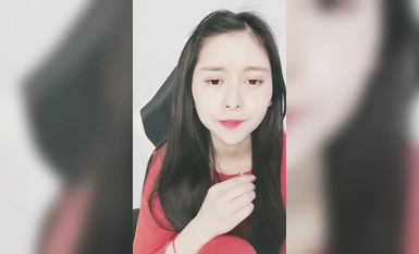 甜美新人小姐姐！脫下褲子多毛騷穴！全裸自慰誘惑，揉搓騷穴特寫，手指扣入一臉享受，嬌喘呻吟