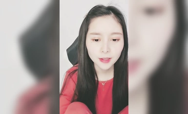 甜美新人小姐姐！脫下褲子多毛騷穴！全裸自慰誘惑，揉搓騷穴特寫，手指扣入一臉享受，嬌喘呻吟