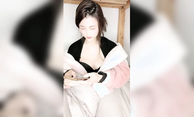 เทพธิดาอารมณ์หวาน! เร่าร้อนเร่าร้อนในหอพัก! เธอถอดชุดชั้นในของเธอออกและมีจิ๋มมีขนดก ยกบั้นท้ายของเธอในระยะใกล้ เครื่องสั่นสั่นหีของเธอและหายใจอย่างรวดเร็ว ใบหน้าของเธอเซ็กซี่และเย้ายวนใจมาก