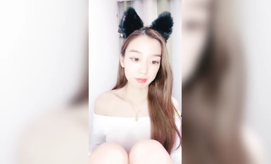 新人下海顏值女神！性感情趣內褲炮友操逼！埋頭吃屌活很棒，扶著皮膚後入爆操，擦的騷穴喊爸爸