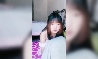 Siling tulen! Seorang gadis yang comel, pendiam dan cantik! Dia mengangkat pakaiannya dan mempunyai payudara kecil, menaikkan punggungnya dan pukinya yang merah jambu, dan mempunyai pandangan yang comel pada kakinya yang langsing.