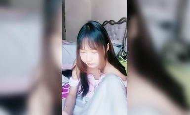 เพดานเพียว! สาวสวยน่ารัก เงียบขรึม! เธอยกเสื้อผ้าขึ้นและมีหน้าอกเล็ก ยกก้นและหีสีชมพูขึ้น และขาเรียวเล็กของเธอดูน่ารัก