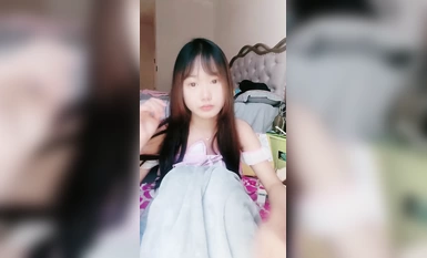 เพดานเพียว! สาวสวยน่ารัก เงียบขรึม! เธอยกเสื้อผ้าขึ้นและมีหน้าอกเล็ก ยกก้นและหีสีชมพูขึ้น และขาเรียวเล็กของเธอดูน่ารัก