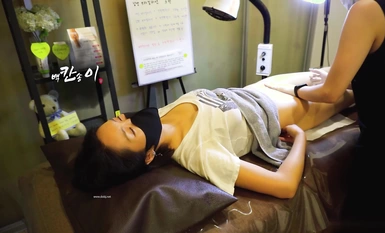 미용실에서 음모 제모 수술을하기 위해 젊은 미녀를 몰래 촬영하고 음순에 왁스 칠한 여성 기술자 자매가 통곡했습니다.