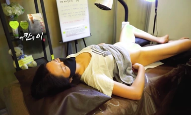 ร้านเสริมสวยแอบถ่ายสาวงามที่กำลังเข้ารับการผ่าตัดกำจัดขนบริเวณช่องคลอด โดยช่างเทคนิคหญิงได้ทาแวกซ์ที่ริมฝีปากของเธอ ซึ่งทำให้หญิงสาวกรีดร้องด้วยความเจ็บปวด