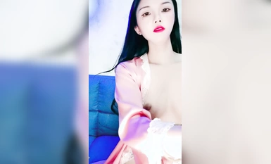 性感紅唇濃妝小姐姐！睡衣單腿絲襪！自摸騷穴極度誘惑，廁所尿尿噴射，搔首弄姿很是風騷