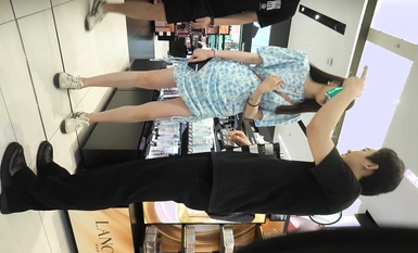 Ang master ng secret photography ay nag-stalk at lihim na kumukuha ng mga larawan ng mga magagandang babae sa mga shopping mall, na nagpapakita ng kagandahan sa ilalim ng kanilang mga palda. Sexy transparent inner front black forest