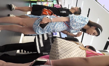 Ang master ng secret photography ay nag-stalk at lihim na kumukuha ng mga larawan ng mga magagandang babae sa mga shopping mall, na nagpapakita ng kagandahan sa ilalim ng kanilang mga palda. Sexy transparent inner front black forest