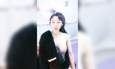 氣質輕熟女大姐姐露臉大秀激情，絲襪情趣裝扮誘惑，互動狼友發騷，揉奶玩逼各種展示，淫聲盪語精彩不斷刺激