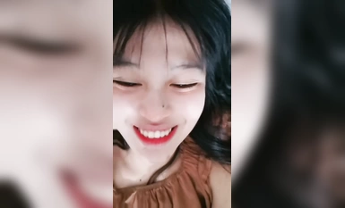 สาวน้อย! เอวบางและหน้าอกสวยอวดหุ่นของคุณ! ไอ้เพื่อนเวรเอาเจี๊ยวใหญ่ของเขาออกมาแล้วอมลึกลงไป เขาถูรูไขมันแล้วยัดเข้าไป หน้าอกของเขาสั่น