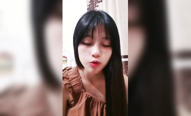 嫩妹小姐姐！細腰美乳展示身材！炮友扣穴掏出大屌深喉，懟著肥穴一下挺入，操的奶子直晃動