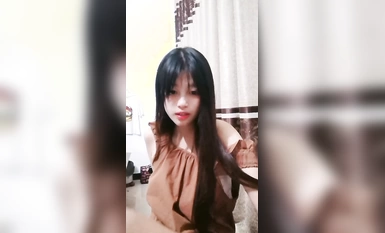 嫩妹小姐姐！細腰美乳展示身材！炮友扣穴掏出大屌深喉，懟著肥穴一下挺入，操的奶子直晃動