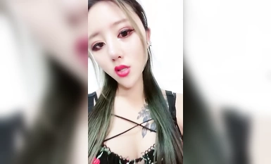 ความงามของคนดังทางอินเทอร์เน็ตที่เซ็กซี่และตระการตา! ชุดเซ็กซี่เปิดกางเกงชั้นใน! หีอ้วนสีชมพูถูกถูเพื่อนก็คุกเข่าข้างเตียงแล้วเย็ดเธอจากด้านหลังทำให้มีเสียงน้ำพุ่งและหายใจหอบอย่างต่อเนื่อง