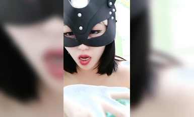 新しい女の子のマスクは、スタイルをブロックすることはできません、良い嫌がらせの魅惑的な表情の前にカメラ、オオカミの友人のペニスを舐めるためにセクシーな舌を伸ばし、オナニー強制喘ぎ欲情水をたくさん！