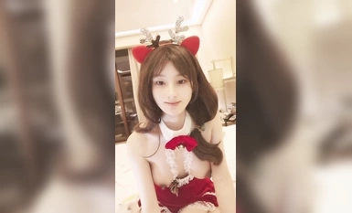 顏值新人小豬豬全程露臉大秀直播，情趣裝誘惑揉奶玩逼，道具抽插騷穴逼毛濃厚好騷啊，淫聲盪語撩騷狼友刺激