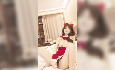 顏值新人小豬豬全程露臉大秀直播，情趣裝誘惑揉奶玩逼，道具抽插騷穴逼毛濃厚好騷啊，淫聲盪語撩騷狼友刺激