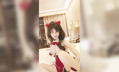 顏值新人小豬豬全程露臉大秀直播，情趣裝誘惑揉奶玩逼，道具抽插騷穴逼毛濃厚好騷啊，淫聲盪語撩騷狼友刺激