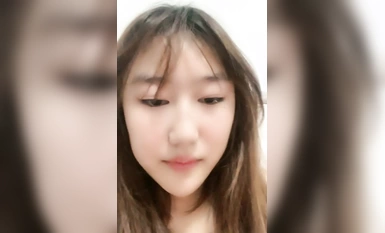 新人下海00後嫩妹！脫光光貧乳！翹起屁股看穴，給炮友帶上套子插入，小妹妹很聽話