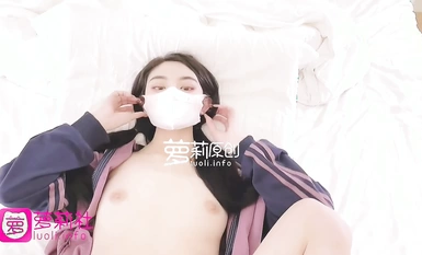 Cô gái xinh đẹp nổi tiếng trên Internet March Sakura, nữ sinh năm hai, trốn học và cùng bạn trai giàu có thế hệ thứ hai quan hệ tình dục trong một căn phòng nhìn ra biển.