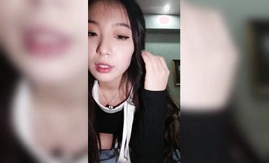 Kecantikan terunggul! Dewi kuku lidah masuk ke laut buat kali pertama! Sangat profesional dalam striptis, kaki cantik terkemuka dan skirt memeluk pinggul, berpusing bagus, punggung cantik dan faraj berbulu