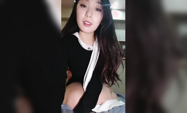 Kecantikan terunggul! Dewi kuku lidah masuk ke laut buat kali pertama! Sangat profesional dalam striptis, kaki cantik terkemuka dan skirt memeluk pinggul, berpusing bagus, punggung cantik dan faraj berbulu