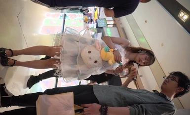 Sarjana fotografi jujur mengikuti beberapa jelitawan elegan di pusat membeli-belah dan secara rahsia mengambil gambar skirt mereka ❤️ Skirt penutup punggung ultra pendek dengan skirt dalaman yang langsing! Tepuk rambut pada punggung P