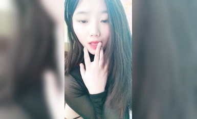 性感妖嬈極品御姐！超粉嫩多毛肥穴！丁字褲搔首弄姿，掰穴假屌抽插，爽的流出白漿