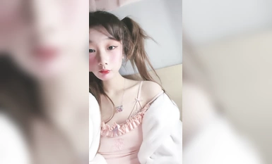 雙馬尾新人美少女！臉上紅撲撲的！嘴比較小吃不了大JB，撩起衣服貧乳，多毛嫩穴尿尿超粉嫩