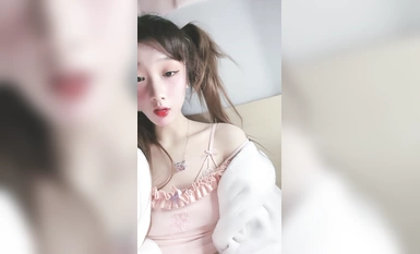 雙馬尾新人美少女！臉上紅撲撲的！嘴比較小吃不了大JB，撩起衣服貧乳，多毛嫩穴尿尿超粉嫩