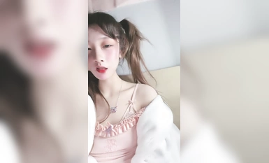 雙馬尾新人美少女！臉上紅撲撲的！嘴比較小吃不了大JB，撩起衣服貧乳，多毛嫩穴尿尿超粉嫩