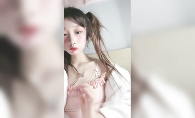 雙馬尾新人美少女！臉上紅撲撲的！嘴比較小吃不了大JB，撩起衣服貧乳，多毛嫩穴尿尿超粉嫩