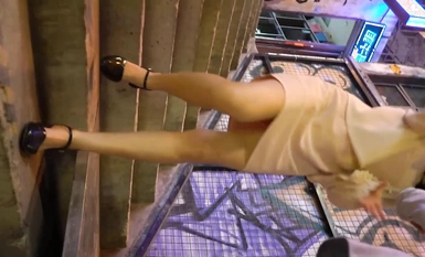 ปรมาจารย์แห่งการถ่ายภาพตรงไปตรงมาแอบถ่ายรูปหญิงสาวสวยในชุดเดรสยีนส์และกางเกงชั้นในลูกไม้สีขาวโปร่งแสง