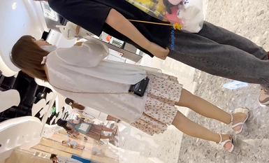 ปรมาจารย์แห่งการถ่ายภาพตรงไปตรงมาแอบถ่ายรูปหญิงสาวสวยในชุดเดรสยีนส์และกางเกงชั้นในลูกไม้สีขาวโปร่งแสง