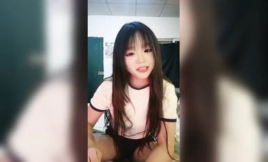 極品呆萌小妹全程露臉陪狼友發騷，在狼友的指揮下脫光看了秒硬，揉奶玩逼看特寫舔手指上的淫水撅著屁股發騷