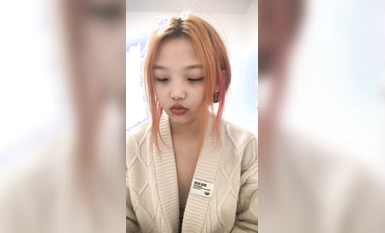 Adik comel yang lahir pada tahun 00-an! Tunjukkan kepada semua orang! Dia berbogel dan menunjukkan payudaranya yang kecil.