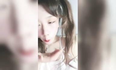 雙馬尾櫻桃小嘴妹妹！一臉呆萌貧乳！濃密逼毛尿尿，掰開特寫挺粉嫩，修長細腿展示