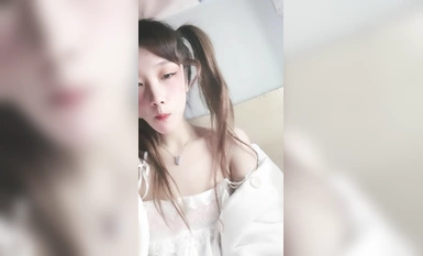 雙馬尾櫻桃小嘴妹妹！一臉呆萌貧乳！濃密逼毛尿尿，掰開特寫挺粉嫩，修長細腿展示