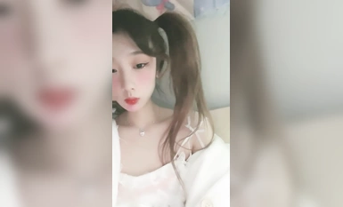 雙馬尾櫻桃小嘴妹妹！一臉呆萌貧乳！濃密逼毛尿尿，掰開特寫挺粉嫩，修長細腿展示